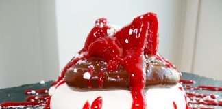 Μαρέγκα με Μους Σοκολάτας και Σάλτσα Κόκκινων Φρούτων Μαρέγκα με Μους Σοκολάτας και Σάλτσα Κόκκινων Φρούτων