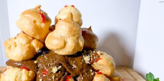 Προφιτερόλ με Σοκολάτα και Φράουλα Προφιτερόλ με Σοκολάτα και Φράουλα